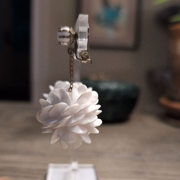 Vintage MCM Elegant White Floral Petal Ball Clip On Drop Earrings - Picture 2 of 9